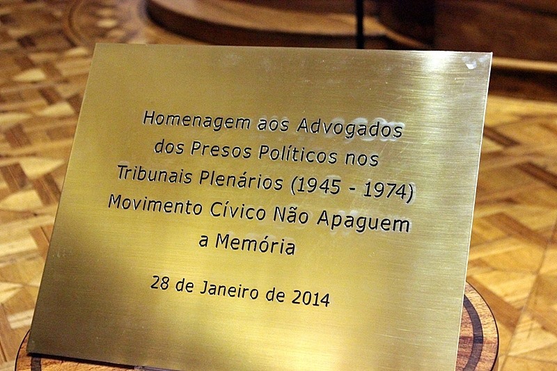 Placa comemorativa | Homenagem aos advogados dos presos políticos nos Tribunais Plenários (1945-1974)